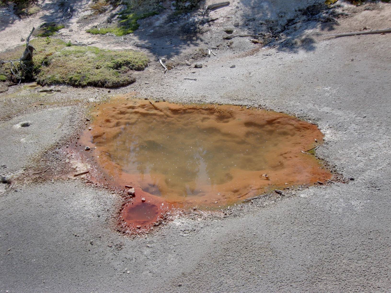 Image: A hot spring whose bottom is covered with a red algae