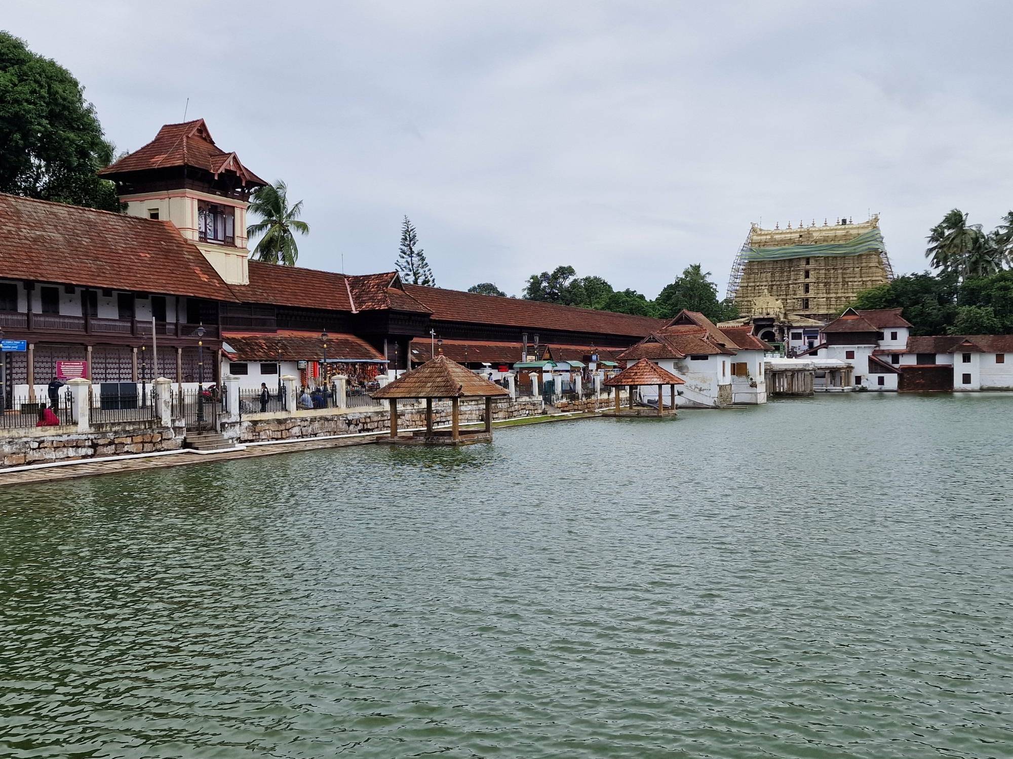 The Methan Mani clock tower (left) and the Sree Padmanabha Swamy Temple (right) over the Padmatheertha Pond