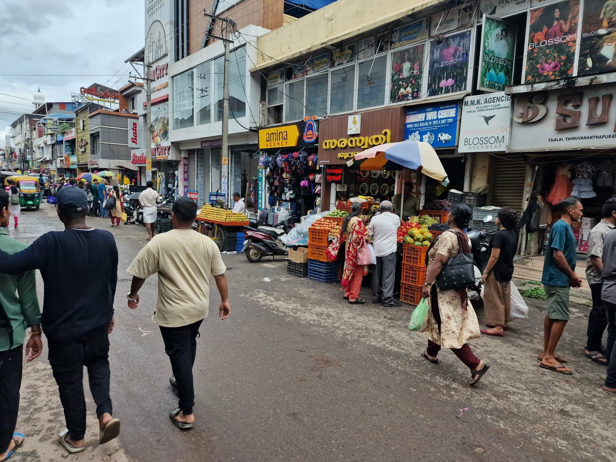 The bustling bazaar along the Chalakkambalam Road