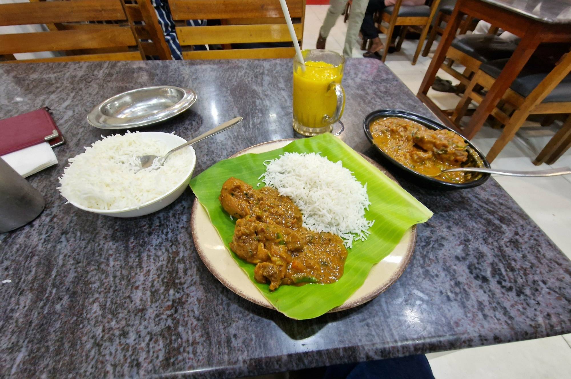 Butter chicken with rice and fresh mango juice at the Statue restaurant (Palayam)