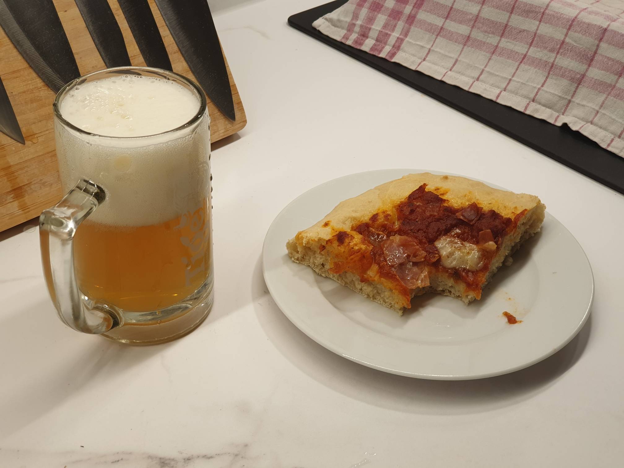 Kousek pizzy a nealkoholické pivo Maisel & Friends Urban IPA